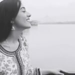 Amrita Rao celebrates Madhubala’s birth anniversary, recreates her iconic song on Howrah Bridge