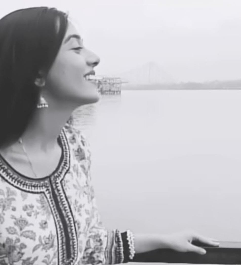 Amrita Rao celebrates Madhubala’s birth anniversary, recreates her iconic song on Howrah Bridge