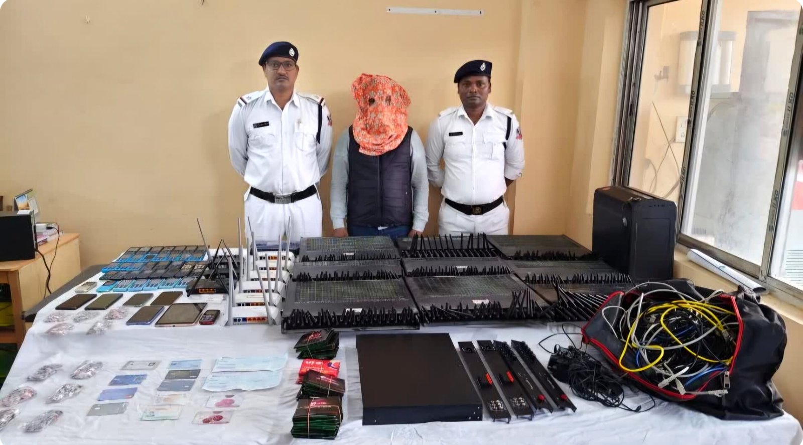 Bidhannagar Police busts SIM box racket, arrest one person