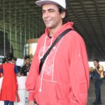 Sunil Grover, Harshdeep Kaur find a way to gossip through glass wall