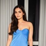 Manushi Chhillar celebrates parents' 35th wedding anniversary 