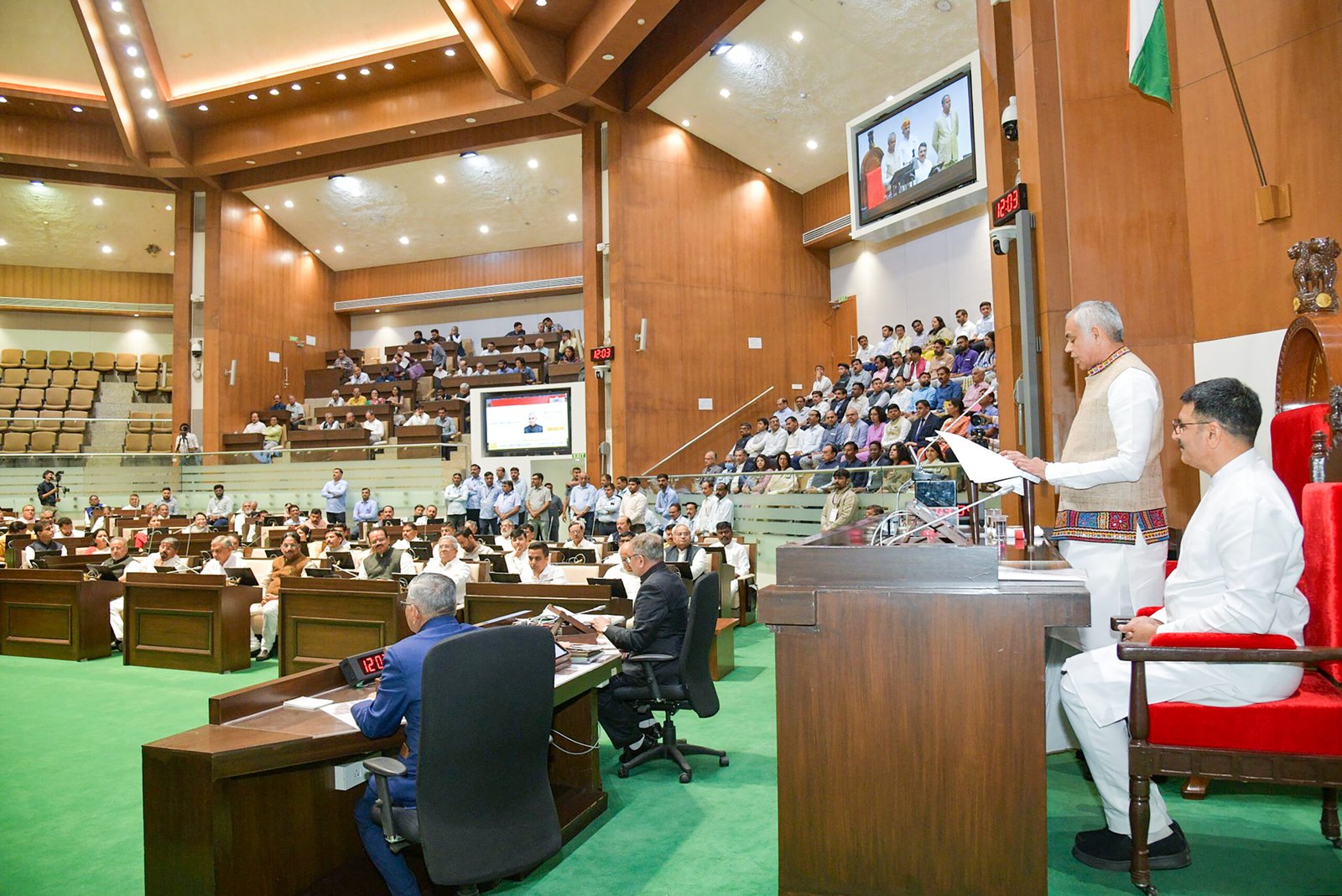 Gujarat Assembly passes Shops and Establishments Amendment Bill