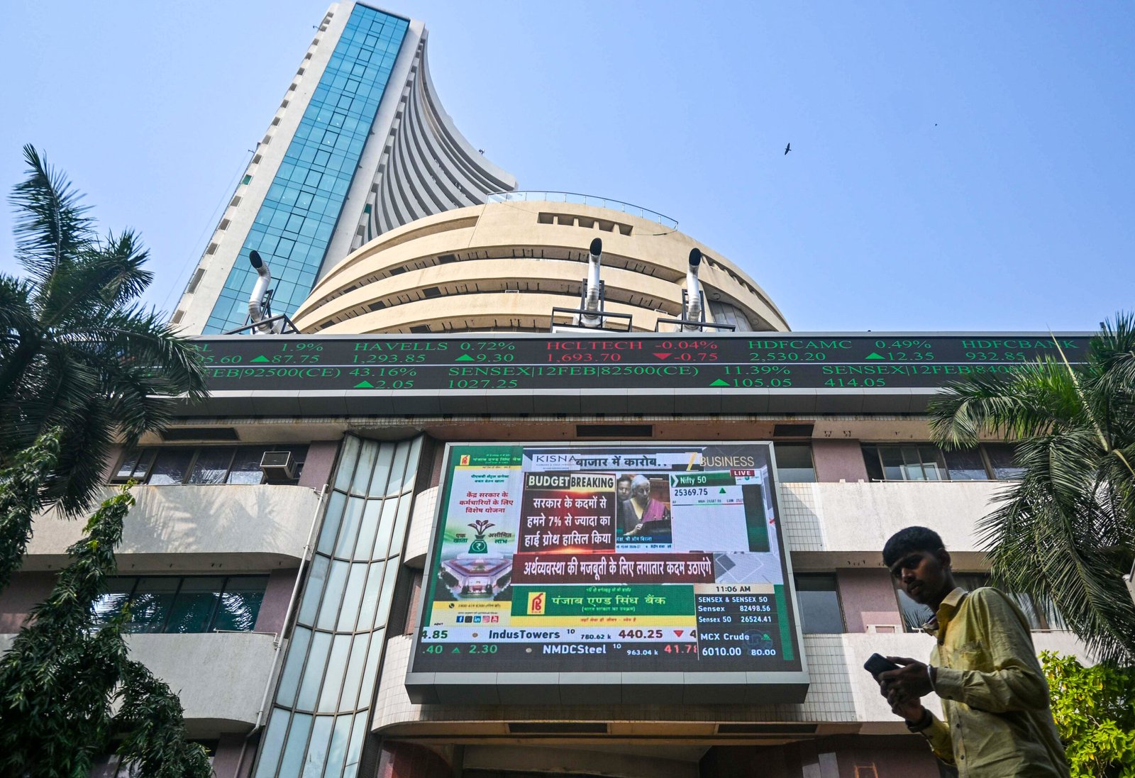 Sensex, Nifty trade flat; IT index dips 1.35 pc