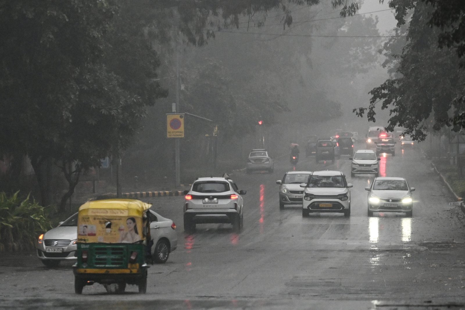 Delhi wakes up to light rain as AQI stays in 'poor' category