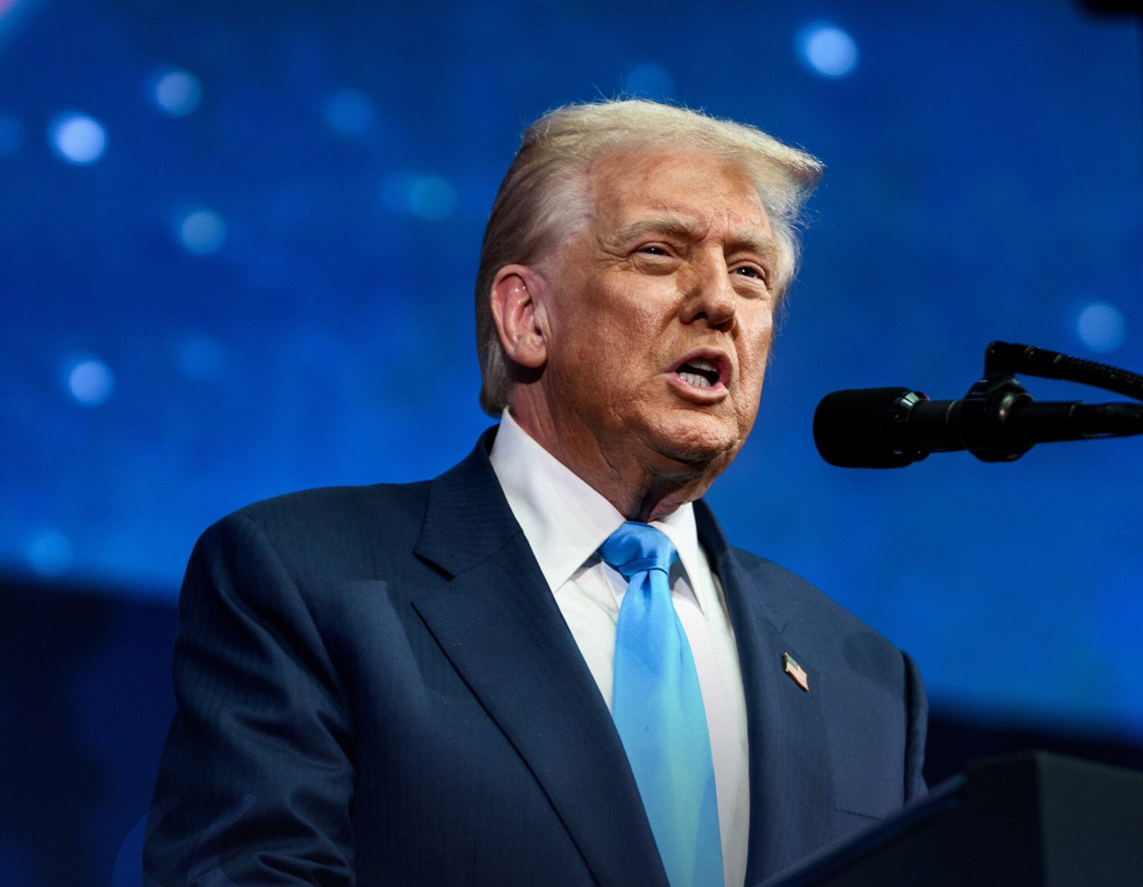 Trump accuses Obama of leaking classified information over alien 6 Trump accuses Obama of leaking classified information over alien