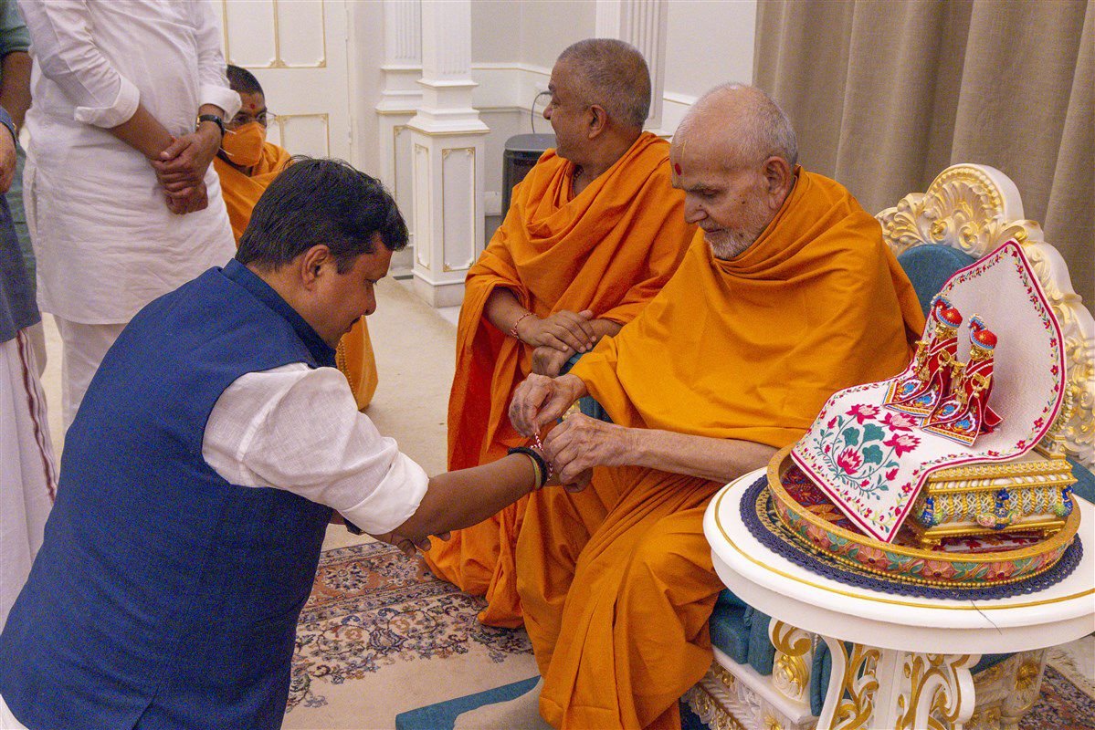 Nitin Nabin seeks blessings of Mahant Swami Maharaj during first Gujarat visit as BJP National President
