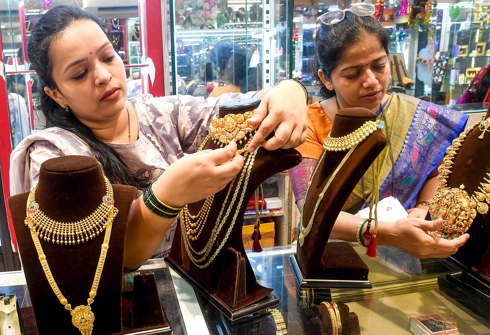 Gold surges 0.23 pc during week due to rising safe haven demand