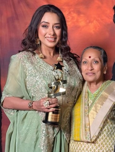 Rupali Ganguly & her 70 year-old mother dance their heart out to Shararat from Dhurandhar