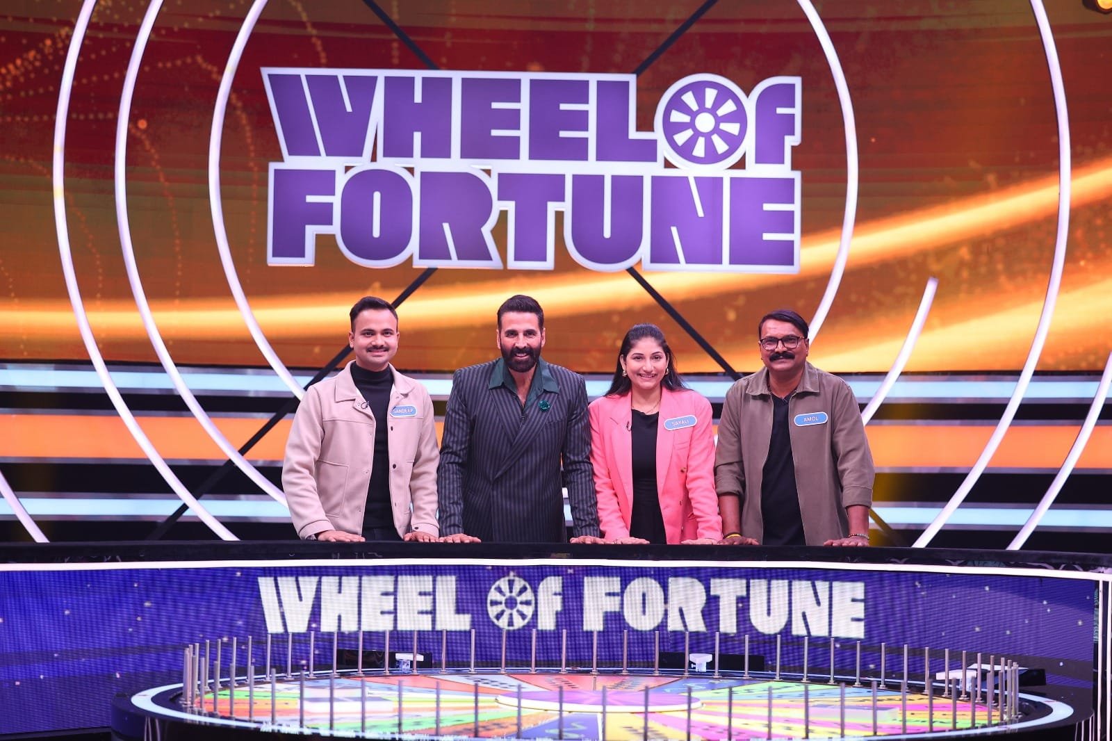 Akshay Kumar draws attention to back-breaking pressure on cops