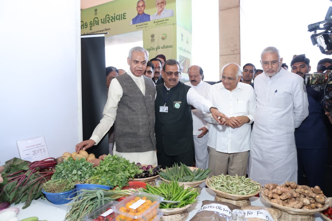 Governor Acharya Devvrat inaugurates 'Prakritik Krishi Utpadan' exhibition