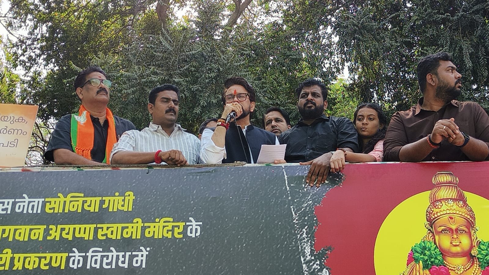 Ayyappa temple 'gold theft': BJP Kerala Yuva Morcha protests outside Sonia's residence 6 Ayyappa temple 'gold theft': BJP Kerala Yuva Morcha protests outside Sonia's residence