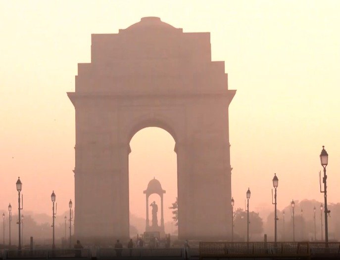Delhi residents wake up to ‘poor’ AQI; IMD predicts clear skies, shallow fog