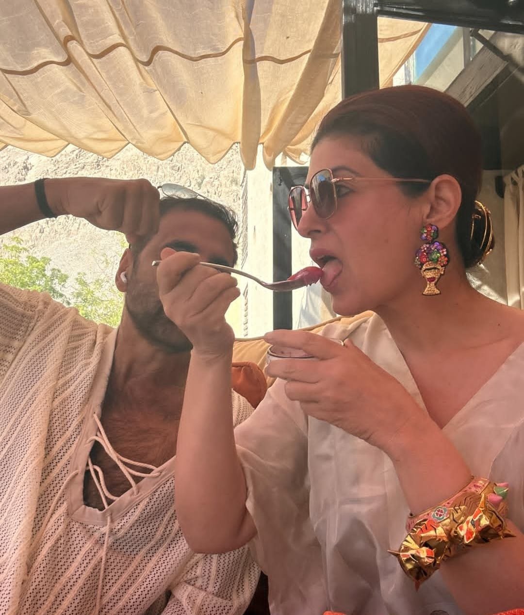 Twinkle Khanna indulges in a gluttony contest with hubby Akshay Kumar