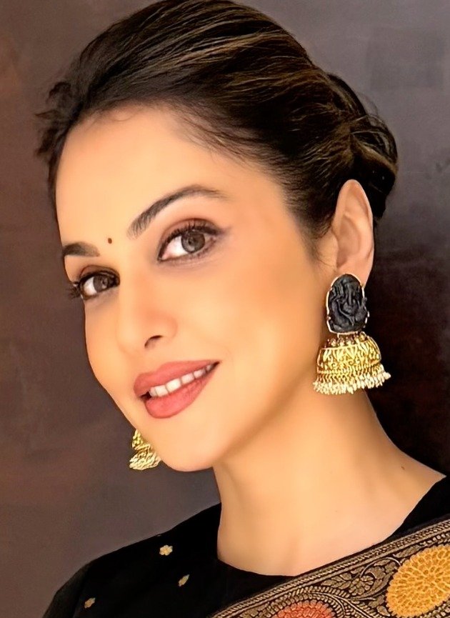 Isha Koppikar enjoys 'Comfort on a plate' as she savours her Gujarati Thali