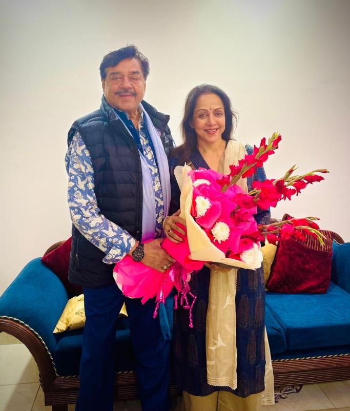Shatrughan Sinha visits Hema Malini’s new house in Delhi, enjoys South Indian cuisine