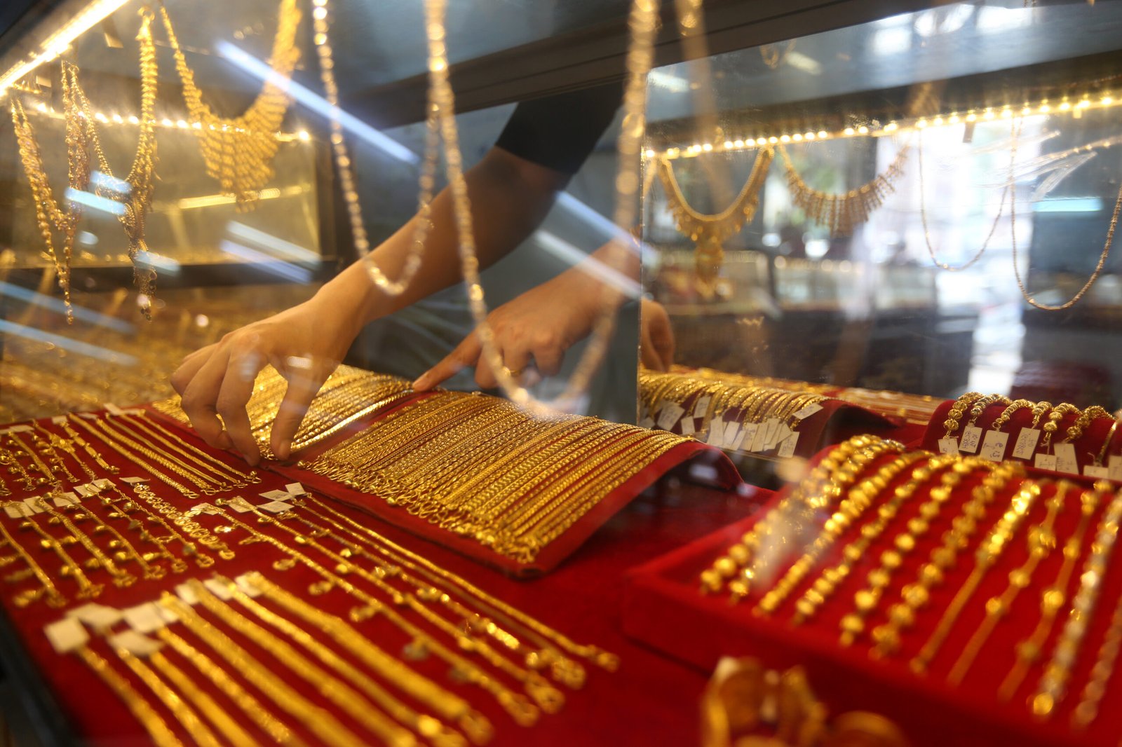 Gold, silver prices dip 7 to 9 pc as aggressive profit taking continues